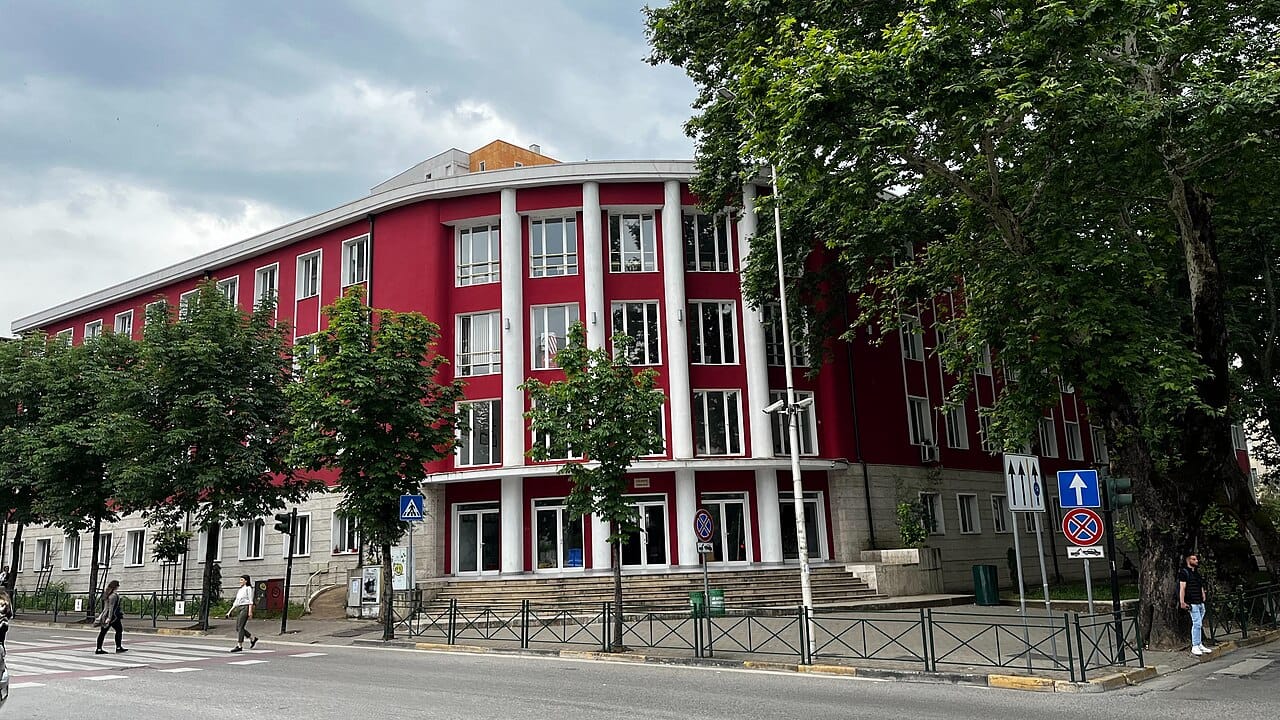 Oltsen Gripshi: historian i artit që i dha zë novelës grafike shqiptare