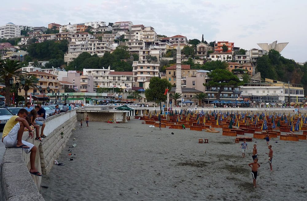 Çfarë gjobe vendosi Ulqini për veshjen e rrobave të banjës në qytet?