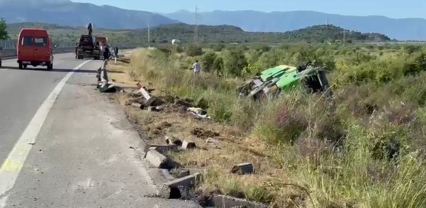 Si ndodhi aksidenti me tre automjete në autostradën e Vlorës?