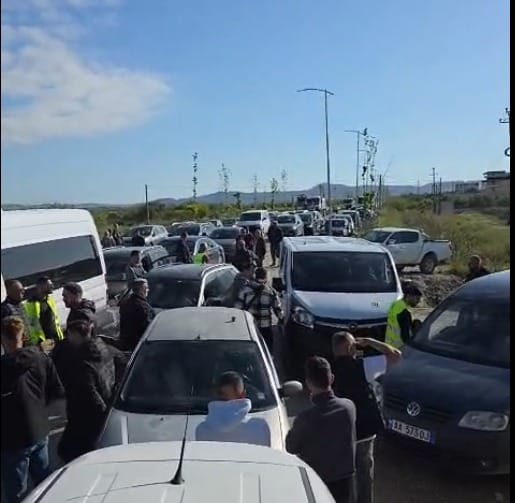 Përplasje në aeroportin e Vlorës, kompania “2A” bllokon punëtorët e Pacollit