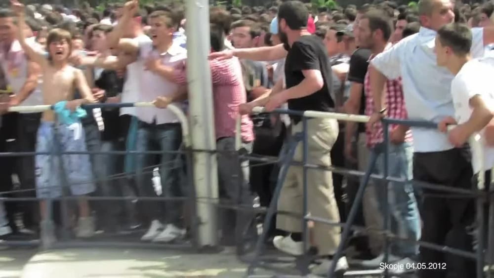 Kush janë tre personat e ndaluar pas protestës në Shkup sipas Isenit?