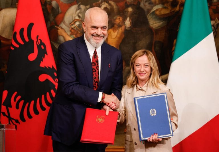 Si e sheh Meloni modelin Itali-Shqipëri për emigracionin?