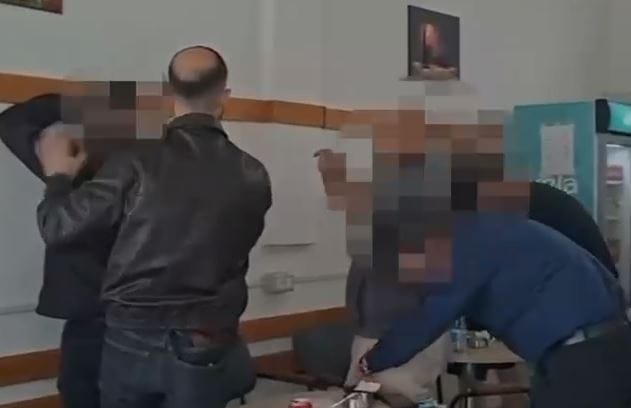 Si funksiononte rrjeti i shitjes së drogës pranë shkollave në Kavajë?