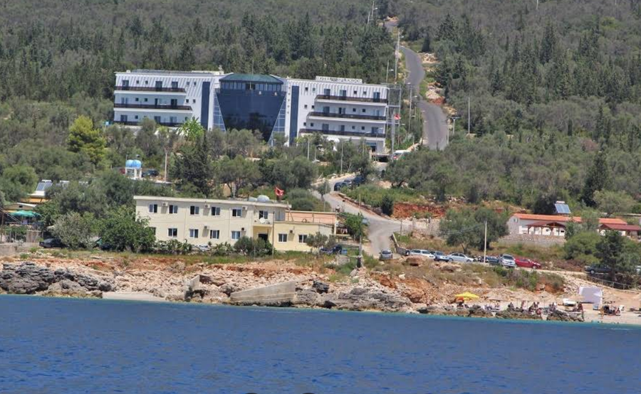Si kalon pika kufitare e Dhërmiut në duar private?