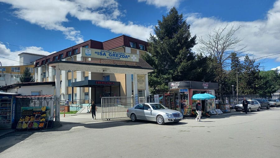 Si e mori ish-zyrtari i Spitalit të Gjakovës rrogë pa punë për pesë vjet?