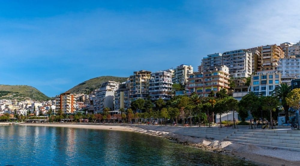 Pse i liroi Gjykata e Sarandës dy policët e arrestuar për ndërtime pa leje?