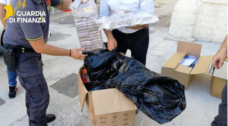Si e goditi Guardia di Finanza trafikun Spanjë-Shqipëri-Itali?