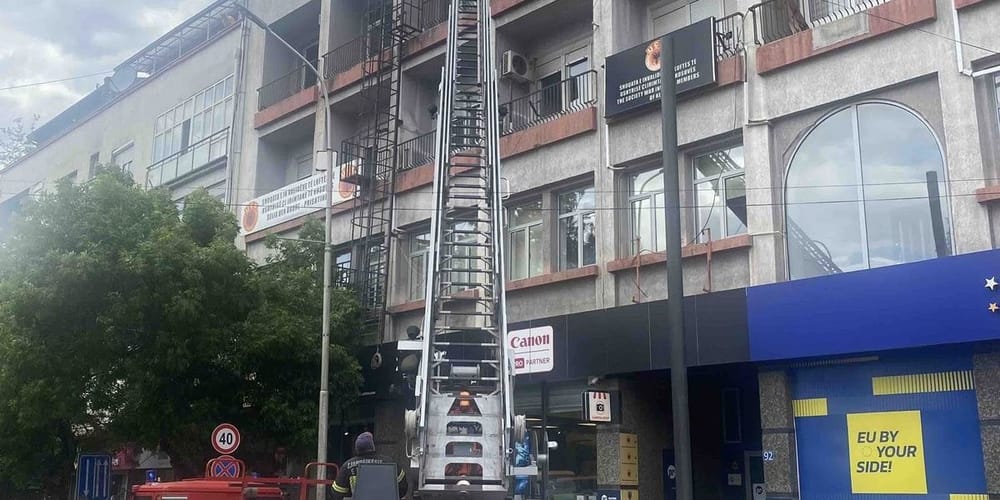 Çfarë ndodhi me fasadën në rrugën UÇK në Prishtinë?