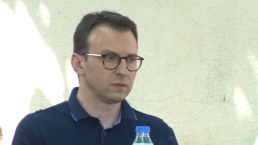 Pse i bën Petkoviq thirrje serbëve të Kosovës të votojnë Listën Serbe?