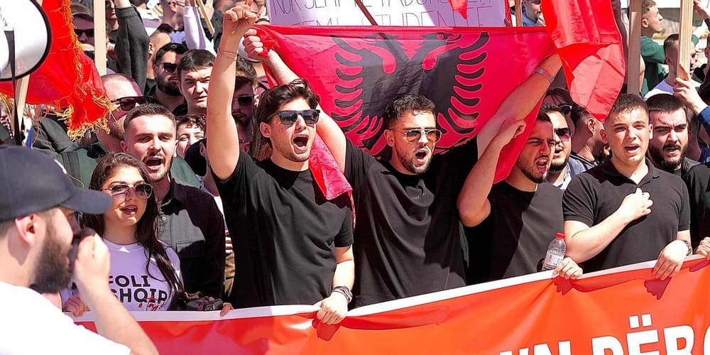Çfarë paralajmëron Ademi për shqiptarët e bllokuar në kufi?