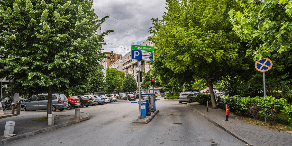 Si do të rregullojë Shkupi parkimin me tarifa progresive për familjet?