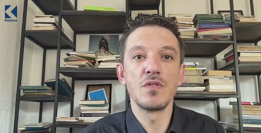 Kush i nxit fyerjet online sipas gazetarit Vullnet Krasniqi?