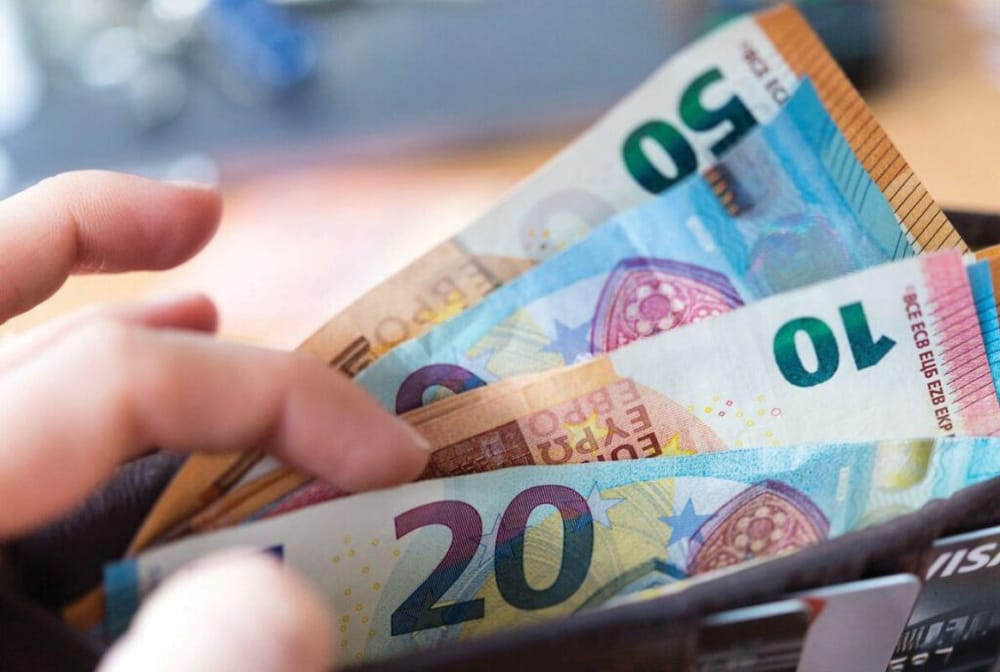 Pse ra euro në minimumin historik prej 95.32 lekësh?