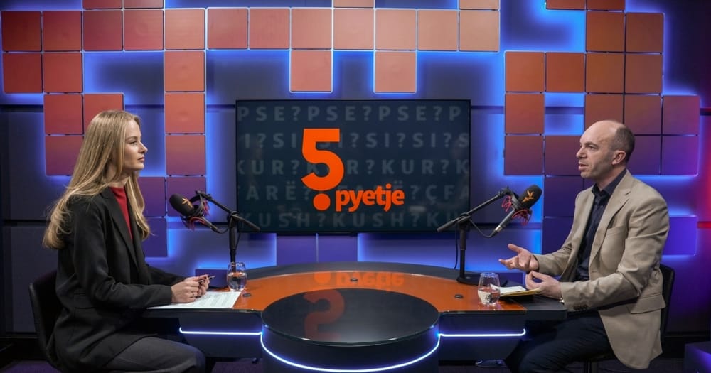 Si e cenon politika lirinë e shtypit në Kosovë?