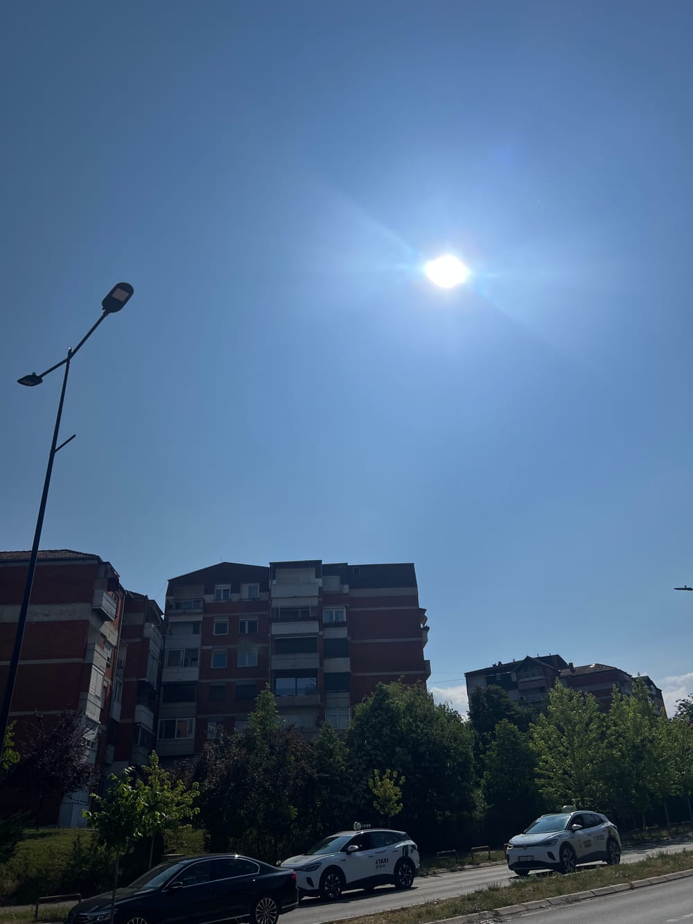 Valët e nxehtësisë: si ta mbroni zemrën dhe trupin kur termometri thyen rekordet