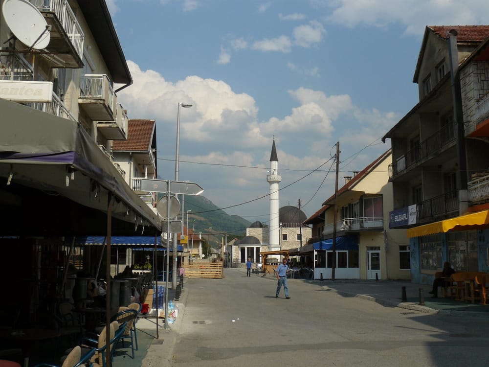 Pamje e Gusisë, vendlindjes së Ali pashë Gucisë, nën Bjeshkët e Nemuna
