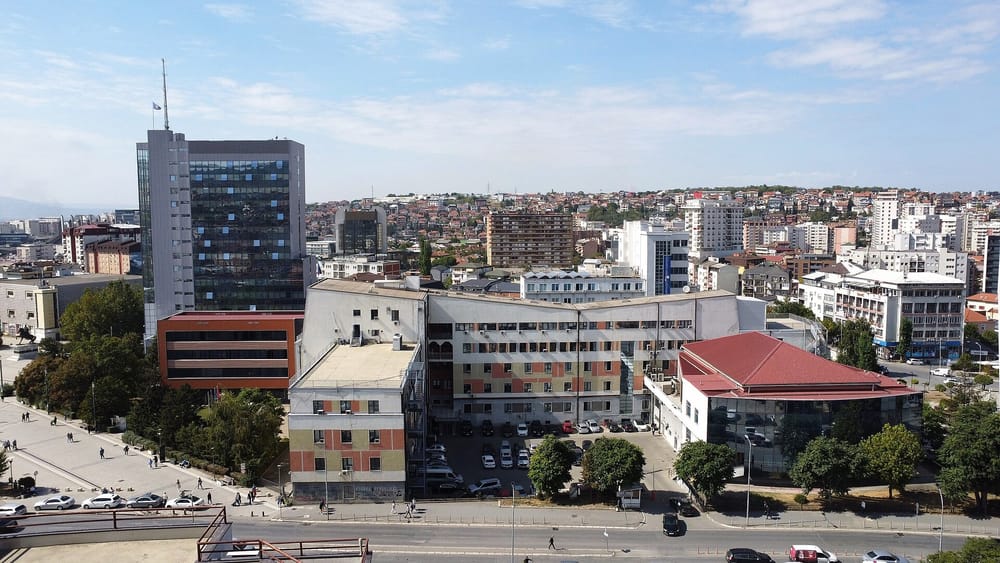 Ndërtesa e Kuvendit dhe Qeverisë së Kosovës, Prishtinë — selia e vetëqeverisjes shqiptare