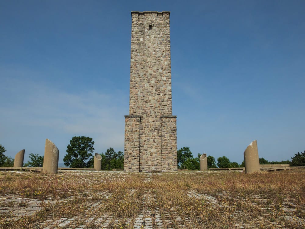 Monumenti i Gazimestanit mbi Fushën e Kosovës, vendi i fjalimit të 28 qershorit 1989