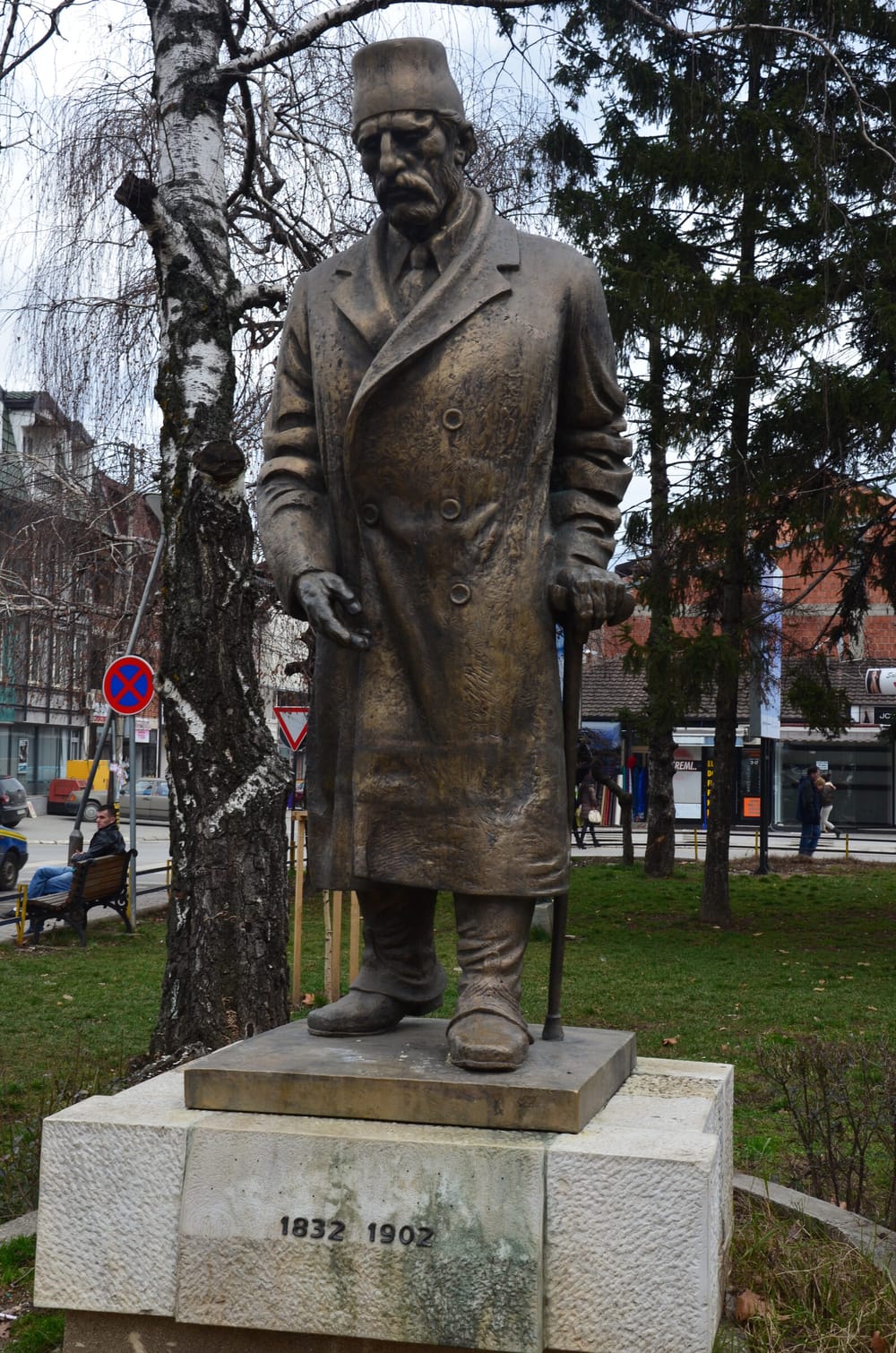 Monumenti i Haxhi Zekës në Pejë · foto Arba Hatashi