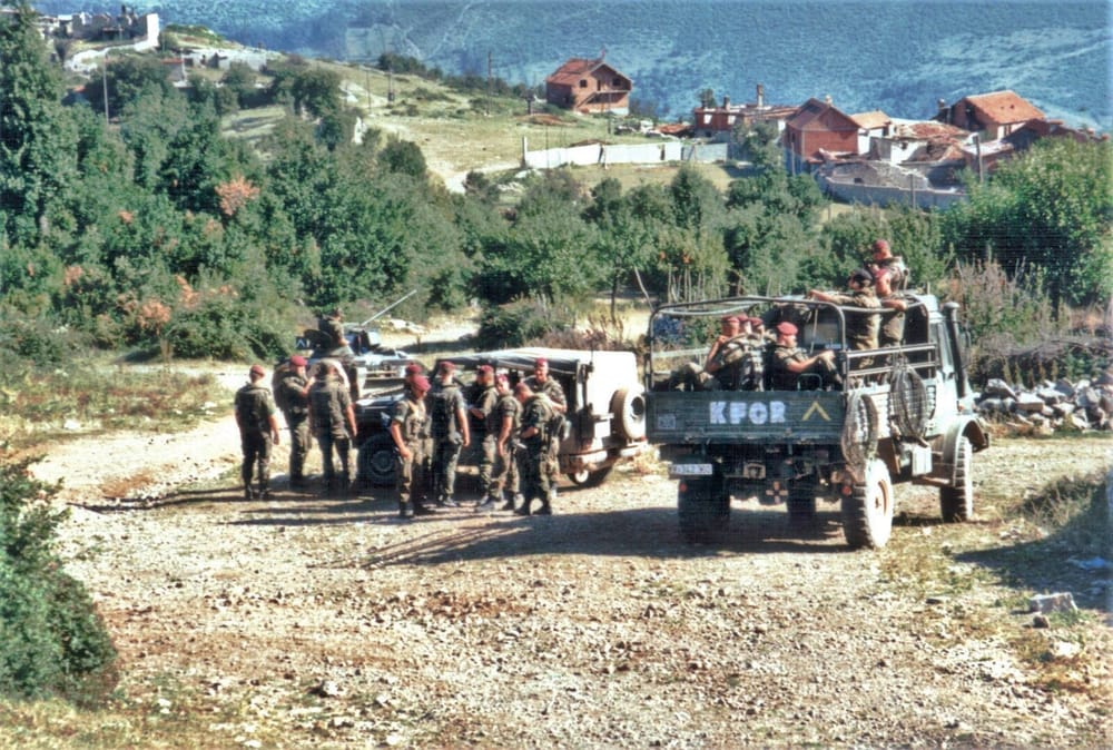 Trupa gjermane të KFOR-it në patrullim në jug të Kosovës, verë 1999 — forca që marrëveshja autorizoi të hynte në Kosovë. Nick Macdonald (nickmacdonald.net)