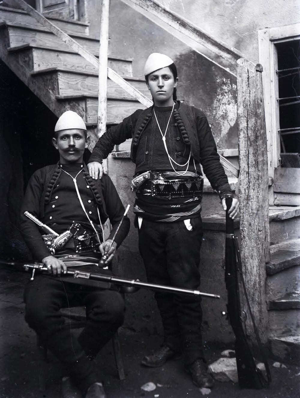 Azem dhe Shote Galica, komandantët e qëndresës kaçake në Drenicë, fotografuar nga studio Marubi