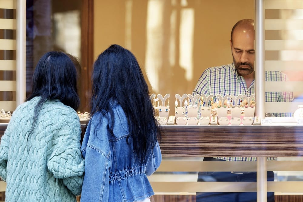 Si ndodhi grabitja e armatosur me vlerë 7 milionë lekë në argjendarinë e Kamzës?