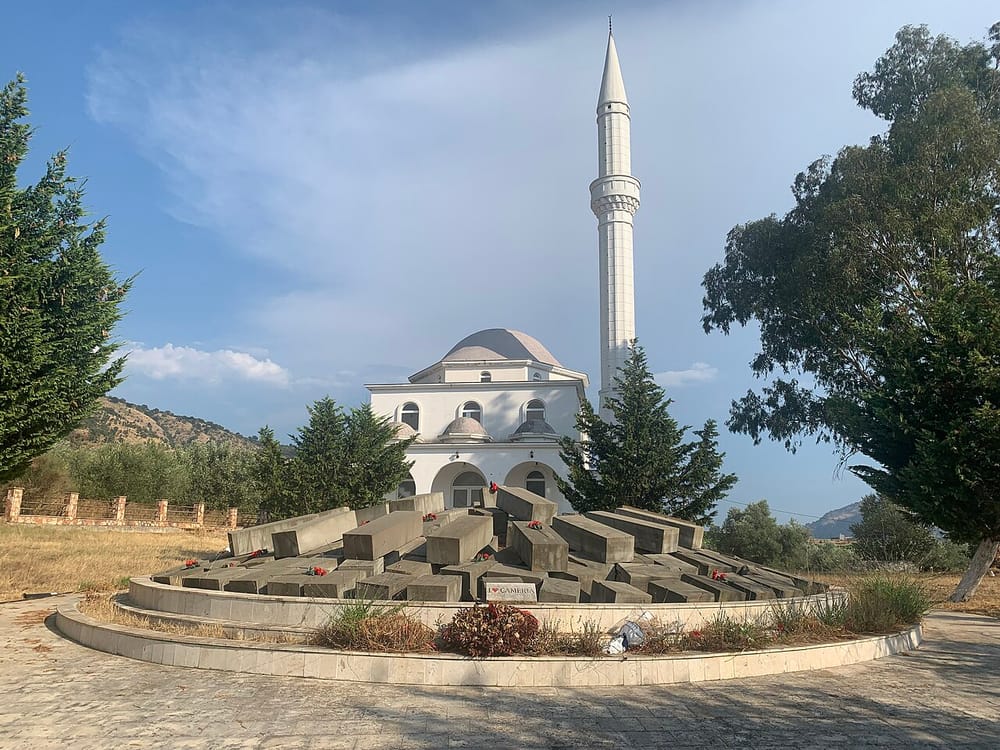 Pse çamët kthehen çdo vit në Varrezat e ‘Trëndafilat e Çamërisë’?