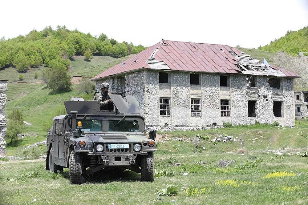 Protestuesit marshojnë nëpër Tiranë pas fjalimeve para Kryeministrisë
