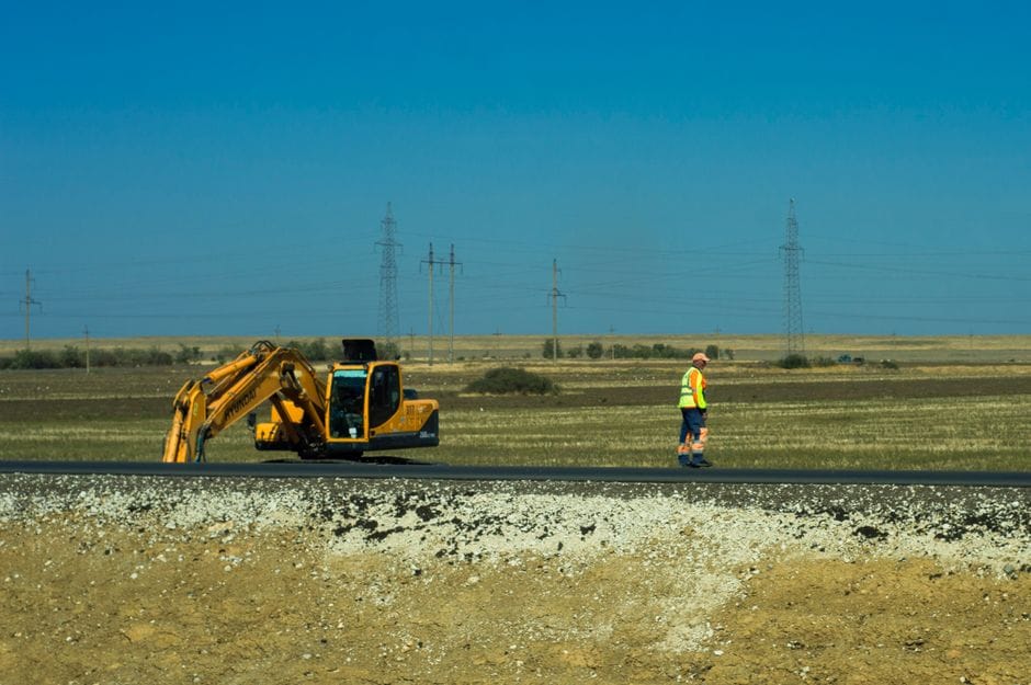 Pse nuk mbaron autostrada e Gjilanit pas 8 vitesh e 100 milionë eurosh?