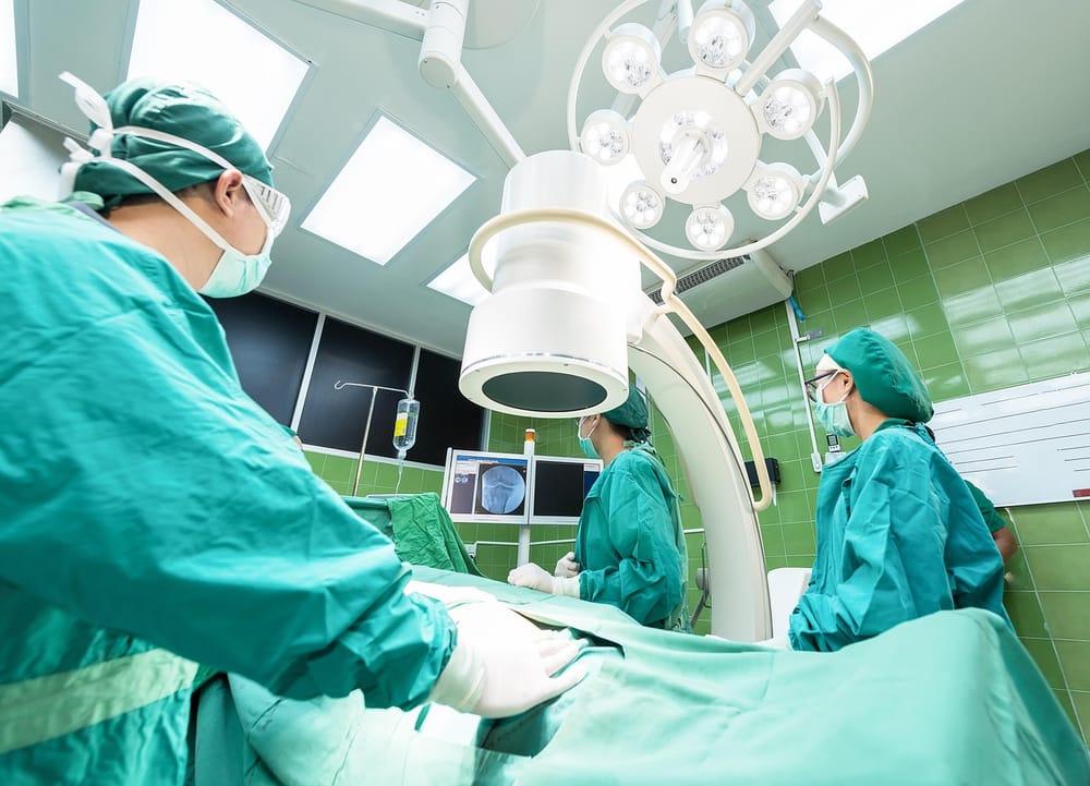 Si shpëtoi kirurgu shqiptar Nikolin Ali këmbën nga tumor 11-kg?
