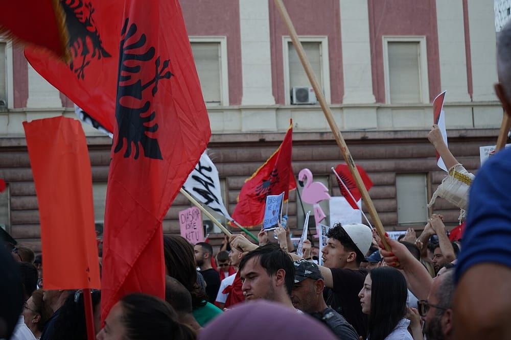 Pse protestuesit në Tiranë thirrje njëri-tjetrit kujdes nga patronazhistët?