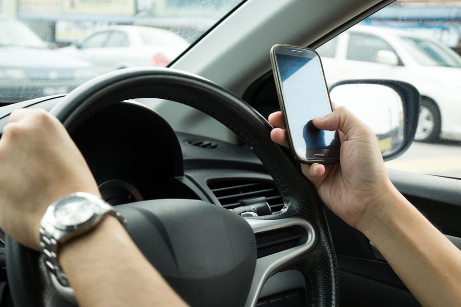 Sa gjoba shqiptoi policia në Ferizaj për telefon gjatë vozitjes vetëm në maj?