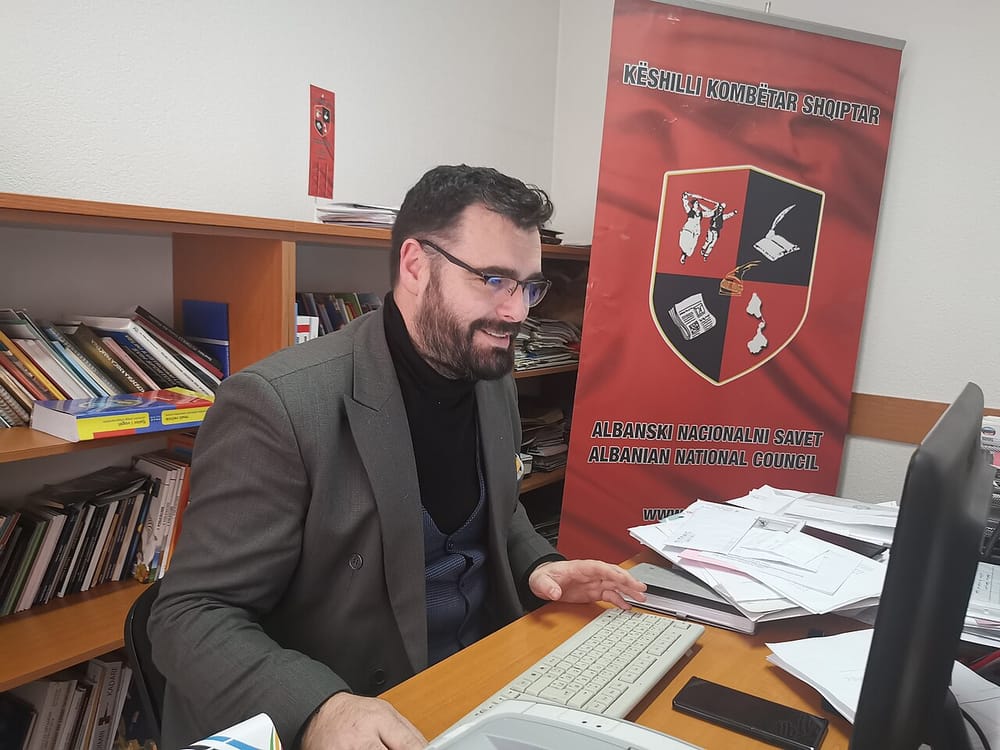 Pse librat e historisë shqiptare mbeten në depo, partitë heshtin?