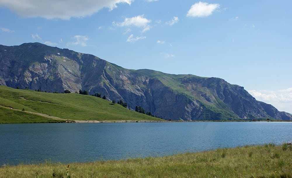 Çfarë rrezikon liqeni i Dibrës këtë verë pa shpëtimtarë?