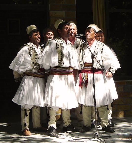 Si e kthen Frosina dhimbjen e dashurisë në këngë me 'T’fala'?