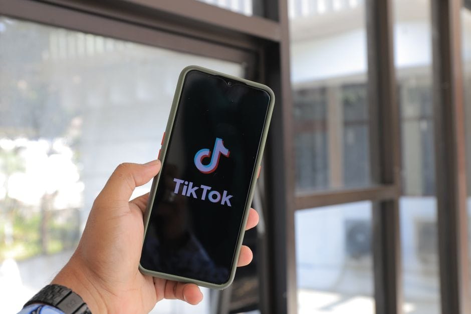 Si i përmbyt TikTok të miturit me video dhune dhe drogash?