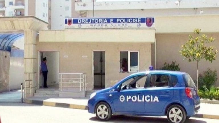 Policia e Vlorës arreston 2 persona, sekuestron armë dhe drogë