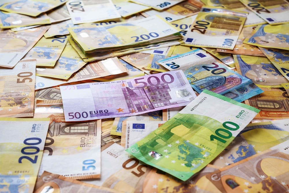 Euro bie në 94.89 lekë, niveli më i ulët i të gjitha kohërave në Shqipëri