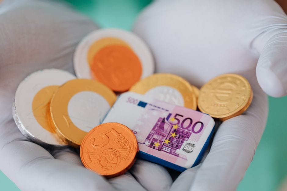 Si u identifikuan 225 monedha 2-euroshe të dyshuara si të falsifikuara?