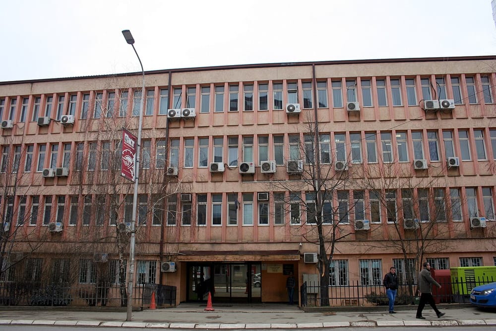 Pse Qeveria pezullon rregulloren e avokatëve ex officio?