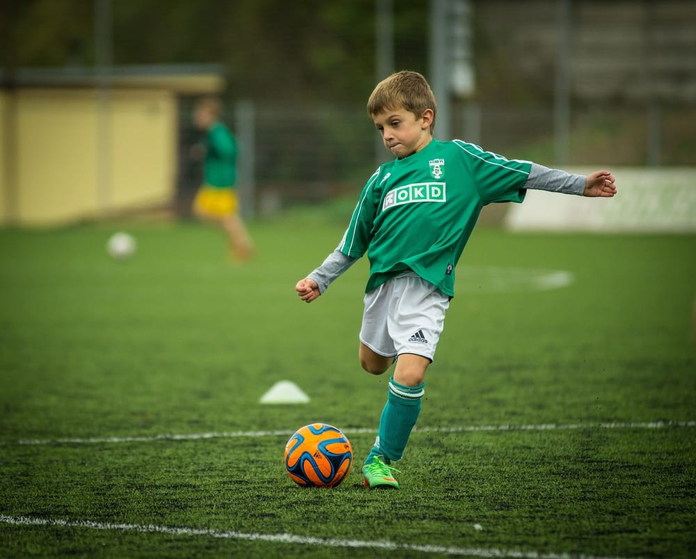Futbolli mban 41% të fëmijëve shqiptarë, por vajzat mbeten larg