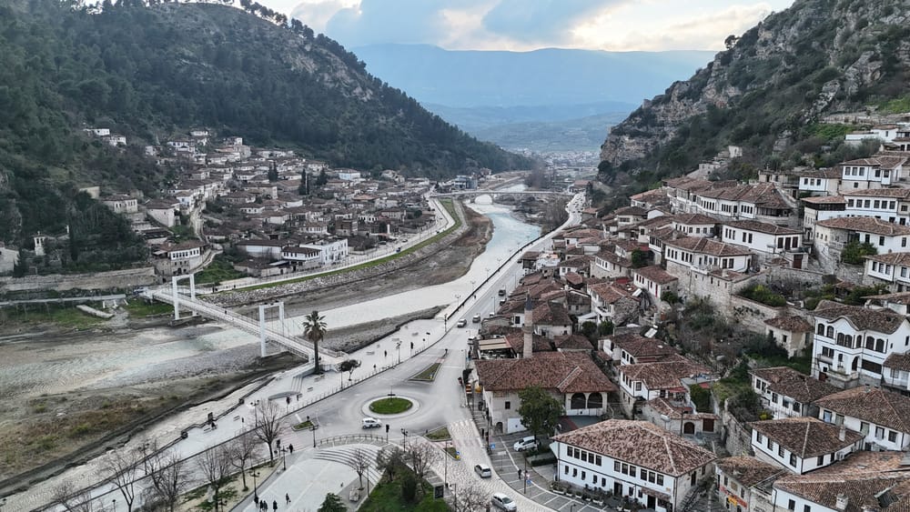 Si u plagos turisti holandez në vijat e bardha të Beratit?