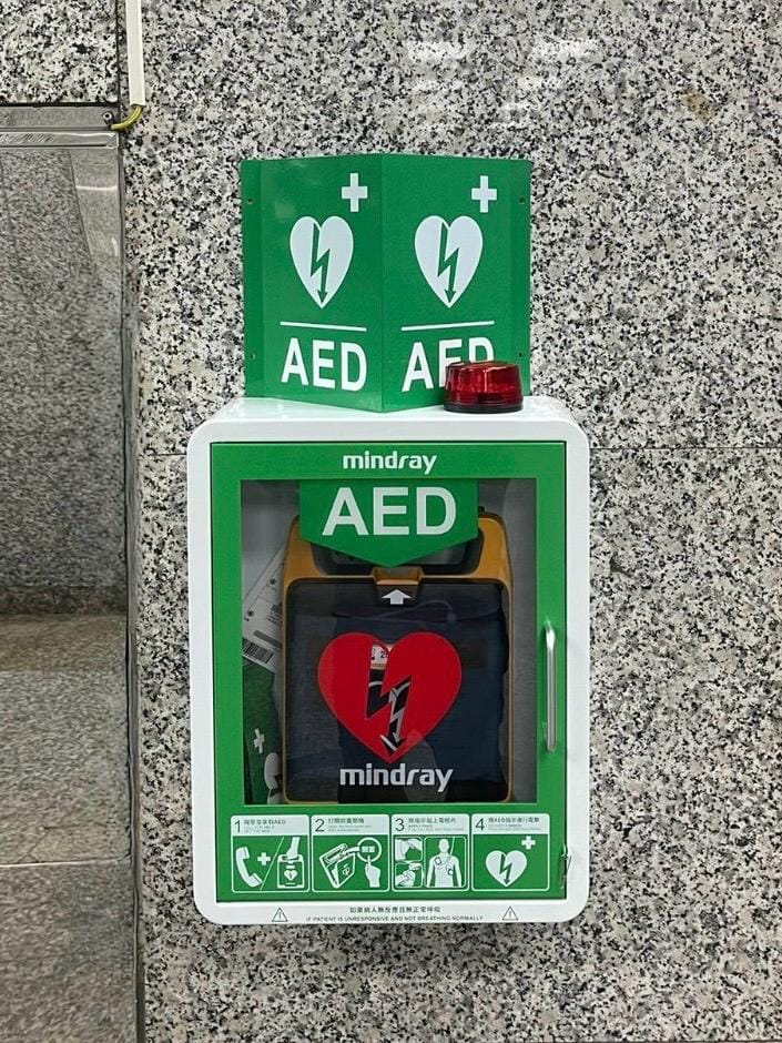 Si 16 defibrilime dhe tre spitale i shpëtuan jetën 52-vjeçarit?