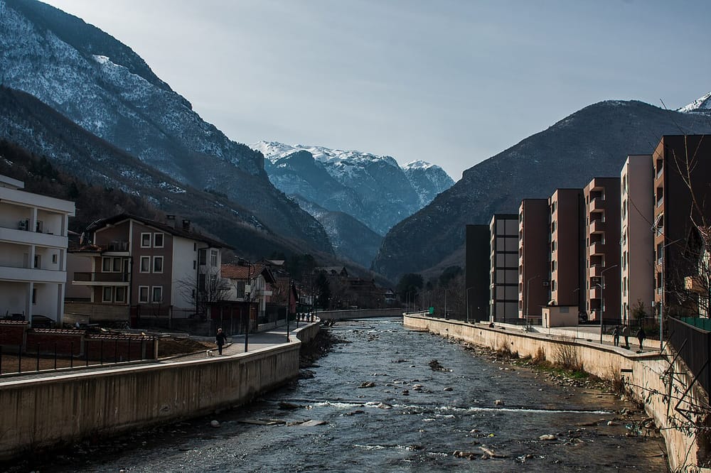 Vdesin babë e bir nga goditja e rrymës në Deçan