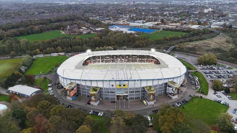 Pse Manchester United do ta nisë sezonin e ri larg 'Old Trafford'?