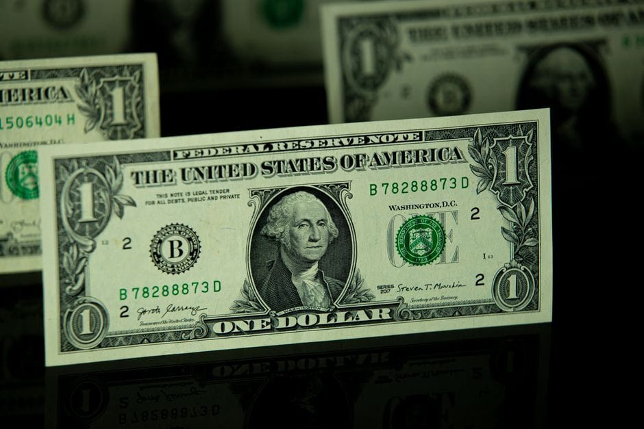 Dollari i këmbehet me 81,78 lekë, sa i rëndësishëm është shtrëngimi?