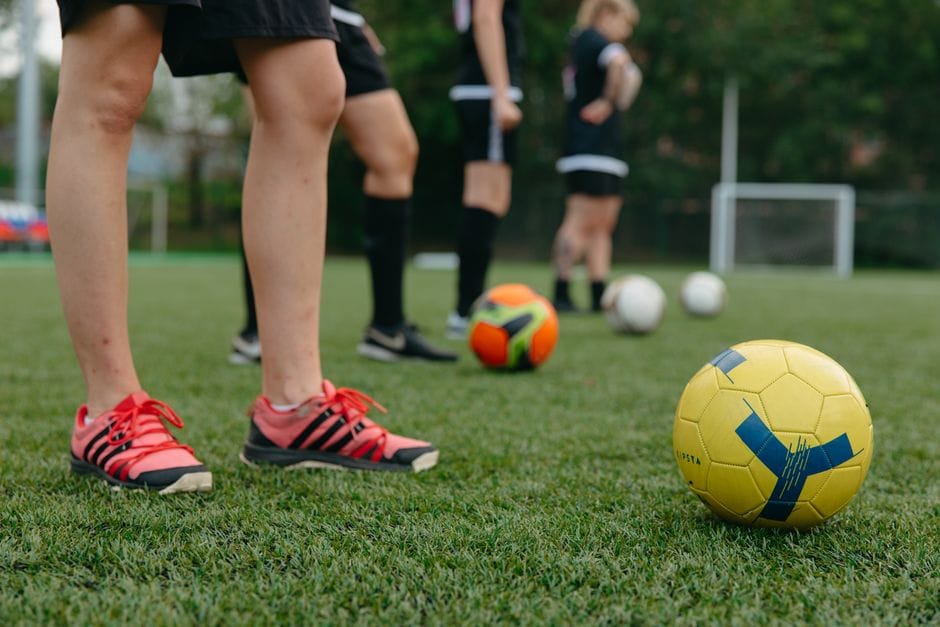Pse këpucët rozë po dominojnë në Botërorin 2026?