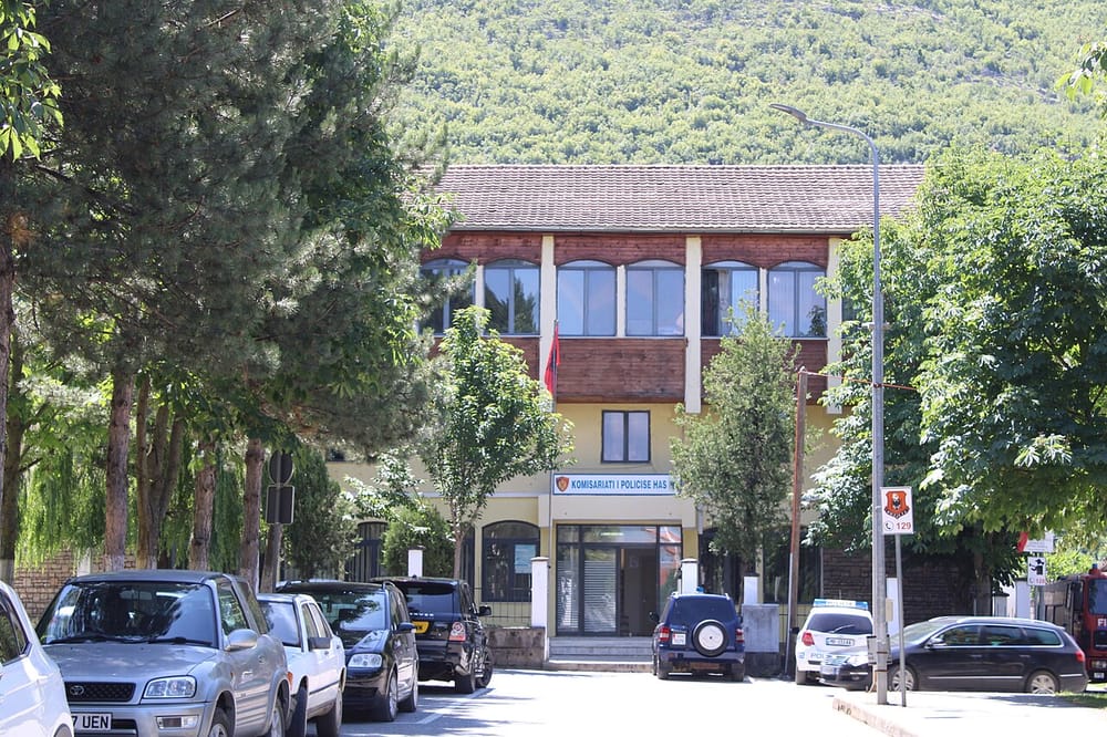 Çfarë kërkuan dy persona me kërcënime nga pronari i lokalit në Dëbërc?