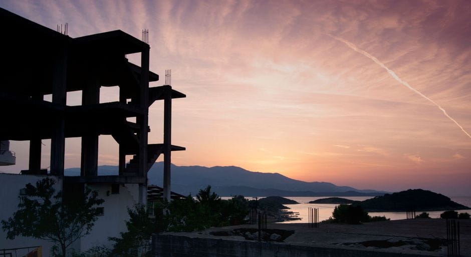 Ku u konfiskua pallati me tri kate pa leje në Tiranë?