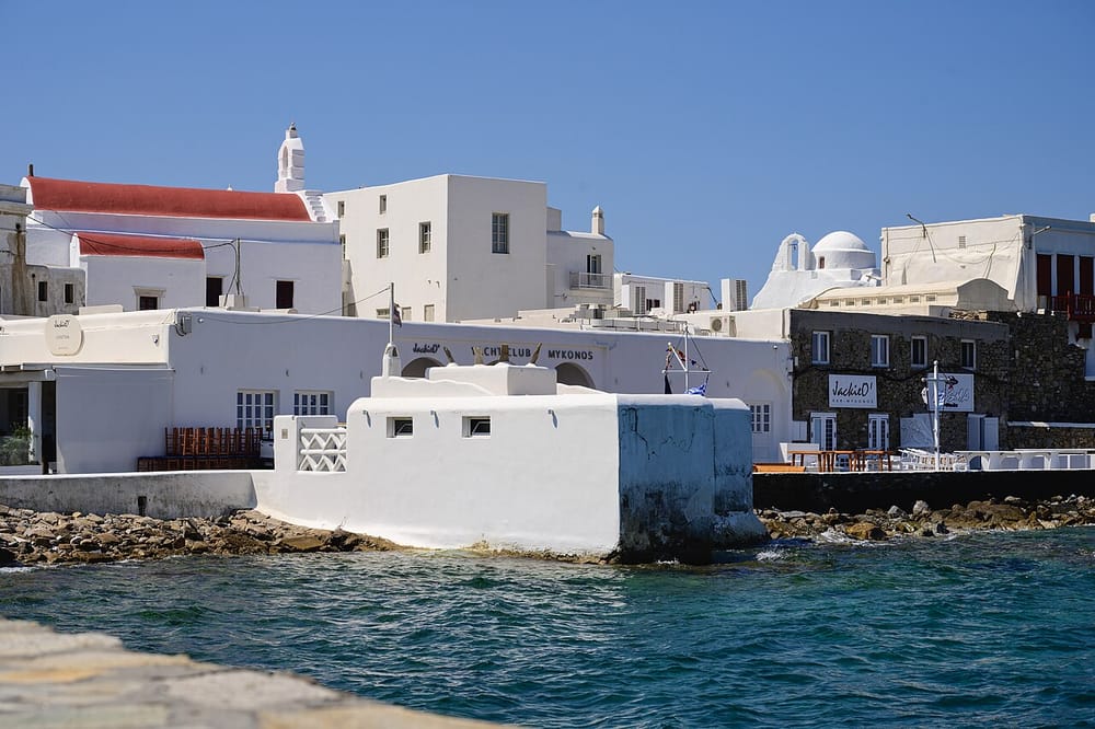 Si po i kalon pushimet Rita Ora në jahtin luksoz në Mykonos?